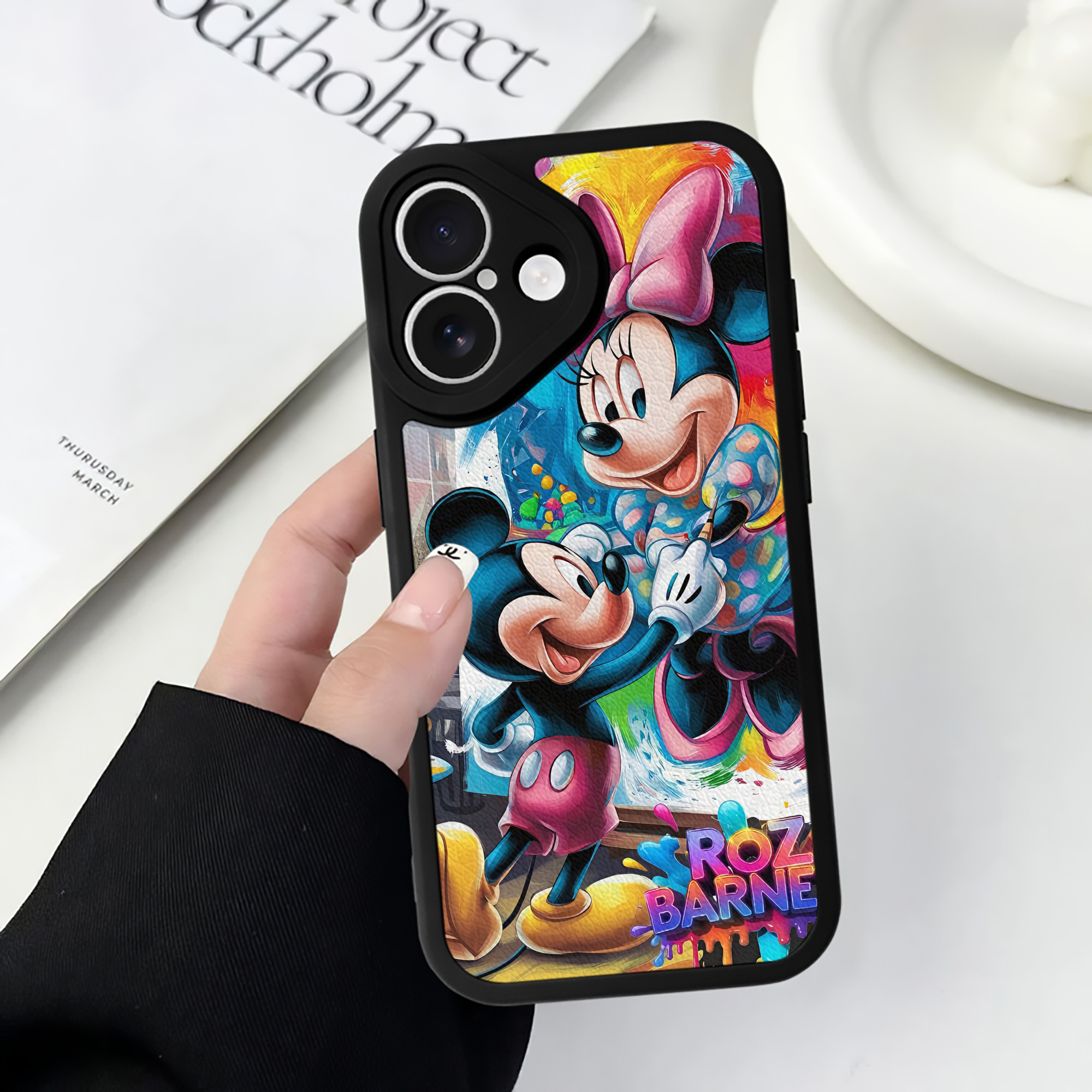 （画像用） ミッキーマウス Mickey Mouse 【iPhone 16シリーズ対応】シリコンスマホケース（レザー調） 材質：シリコン